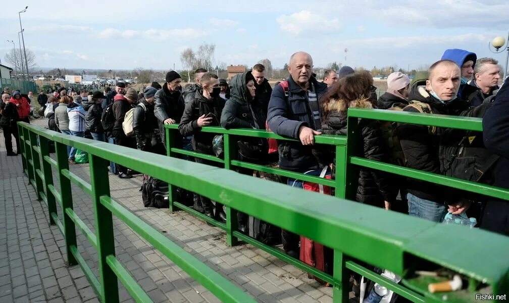 Граница польша украина сегодня. Москаляку нагаляку. Москаляку на гиляку 2022. Очередь беженцев на границе. Украино польская граница.