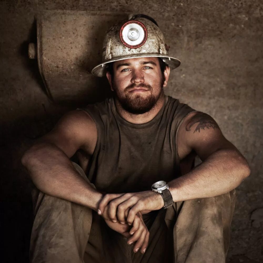 современный шахтер. грустный работяга. фото работяги.