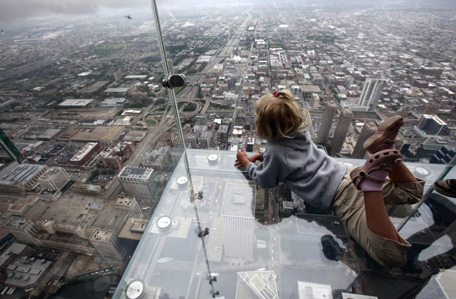 С высоты 1 час. Уиллис Тауэр смотровая площадка. Скайдек Чикаго. Смотровая площадка Скайдек в Уиллис-Тауэр. Стеклянный балкон на 103-м этаже небоскрёба в Чикаго.