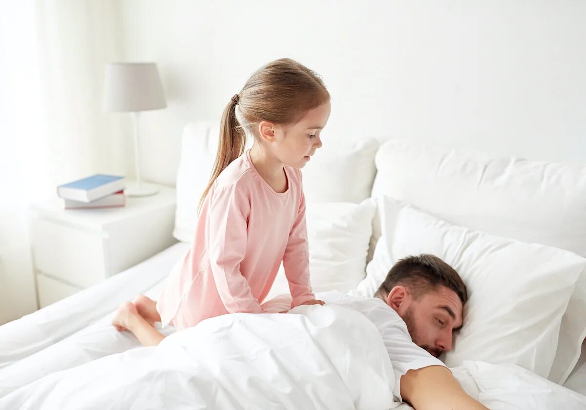 Папа спящую дочурку. Девочка с папой в кровати. Отец в постели. Девочка в постели с отцом.
