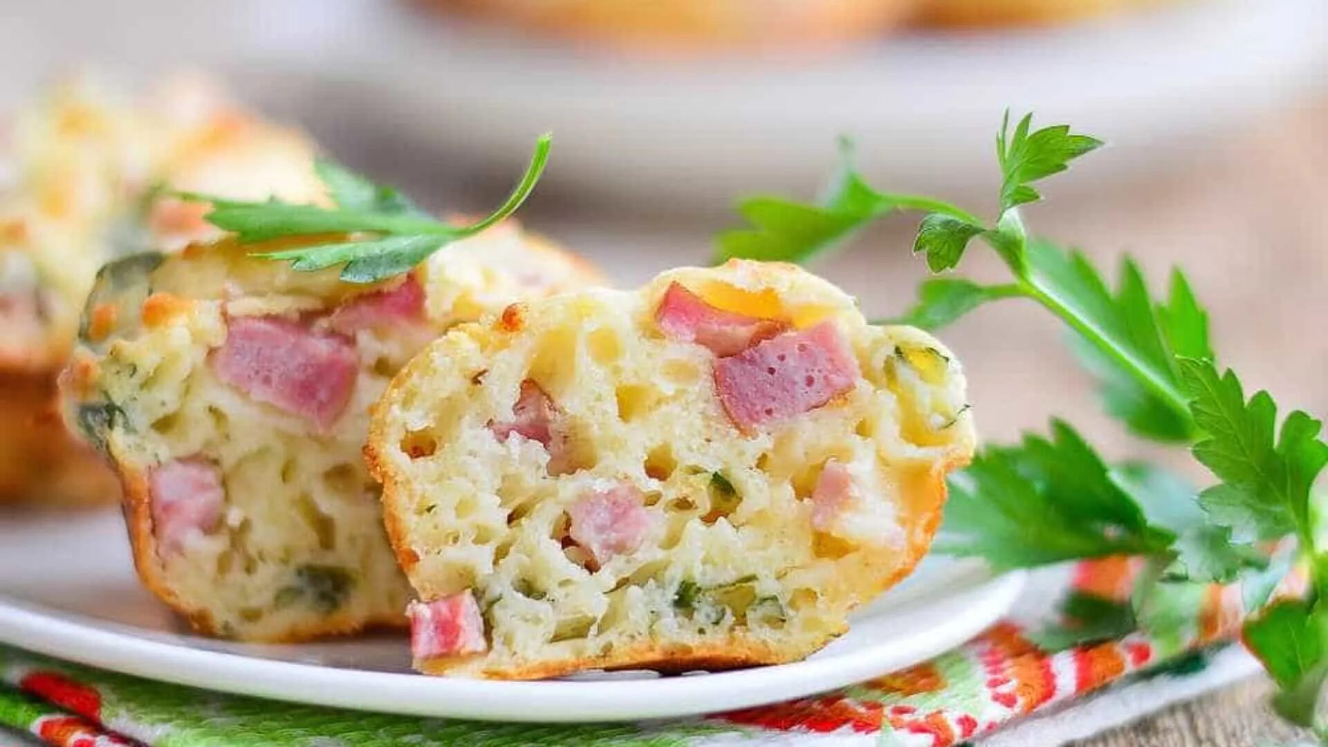 Закусочные кексы с сыром. Маффин с ветчиной и сыром. маффины с ветчиной и сыром. кексики с ветчиной и сыром. кексы закусочные с ветчиной.