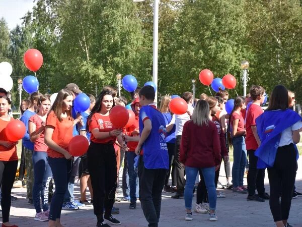 Урайские городские сайты. Флешмоб на день России с шариками. 10 Сад Урай. Шары в Урае. Праздник флешмоб площадь.