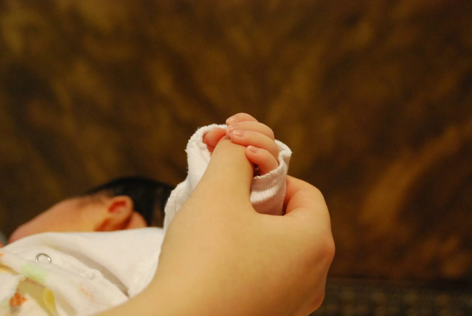 Родилось утро. Младенец в руках домашнее фото. Картинка рождение сына в Дагестане. Помощь гачерам младенец. Мама с новорожденным на руках в палате флет картинка.