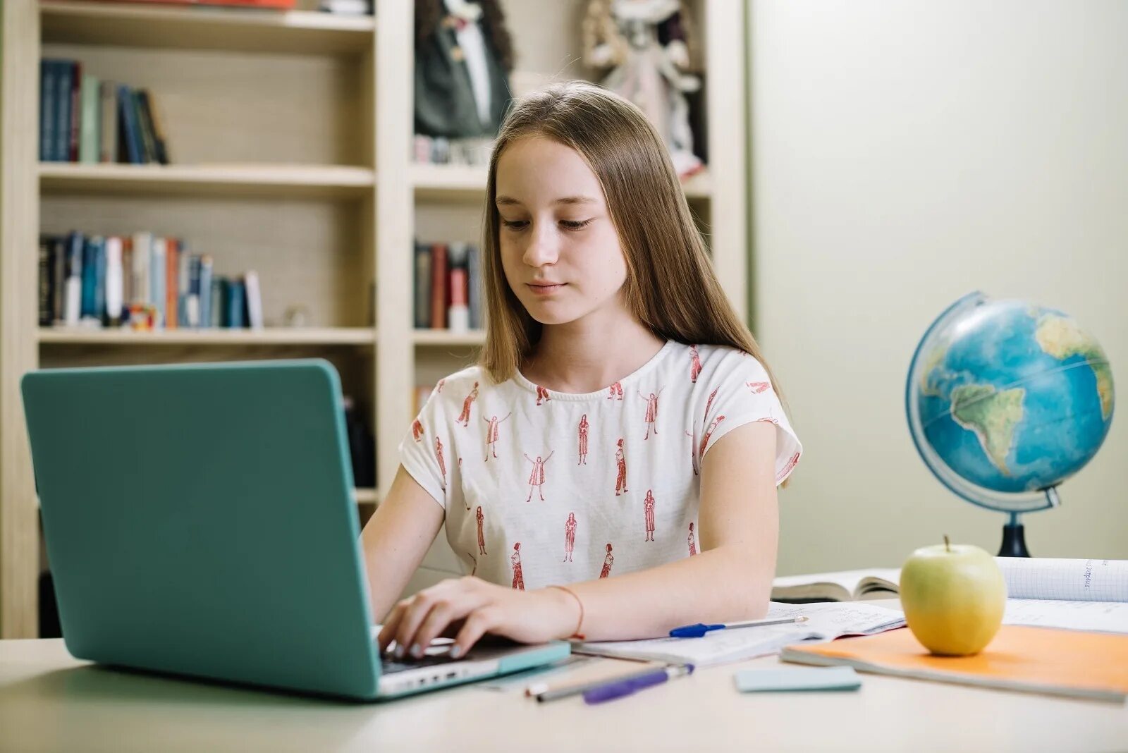 Включи домашнюю школу. Подросток за компьютером. Ребенок за компьютером. Подросток и компьютер. Компьютер для детей.