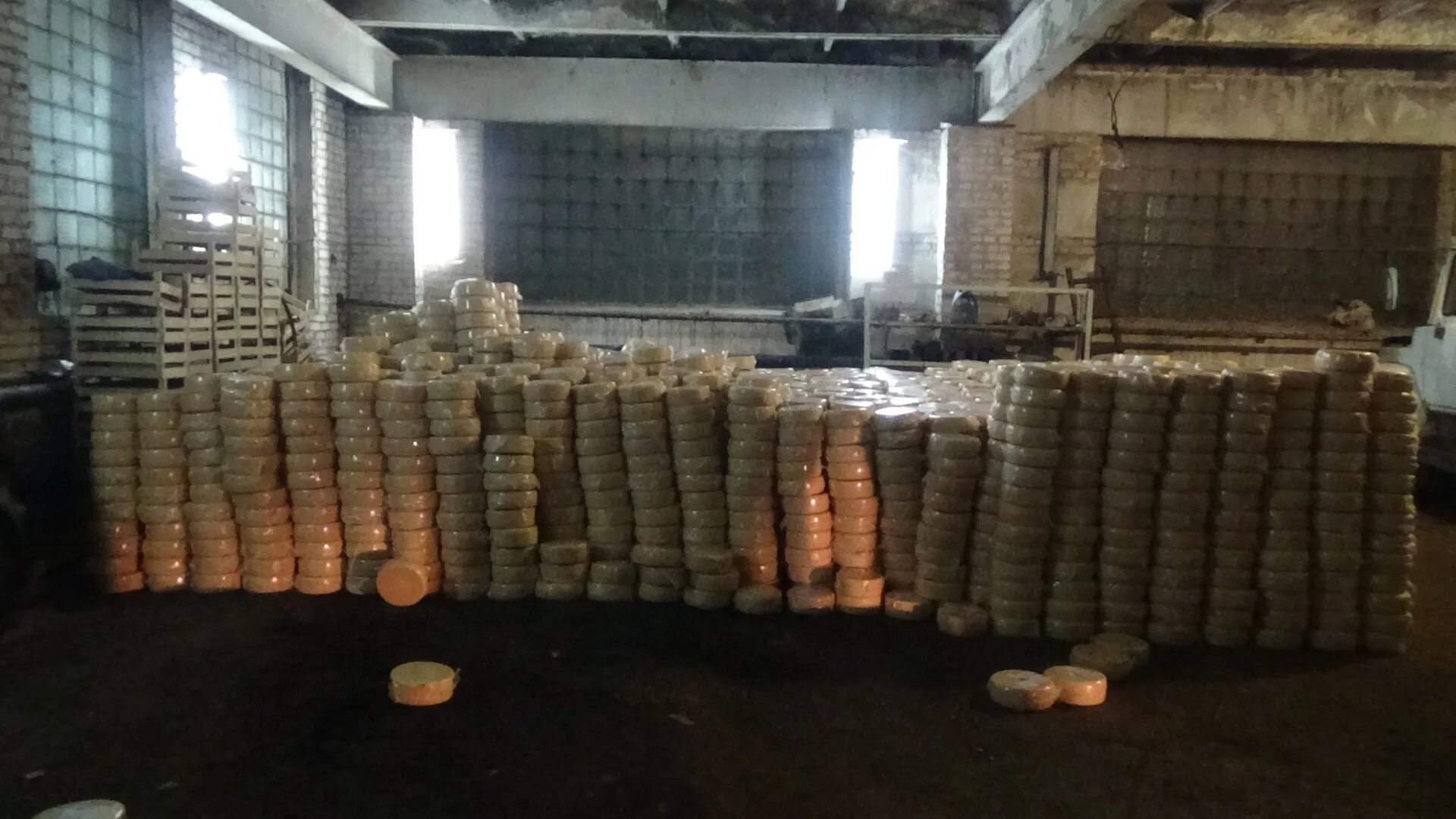 20 тонн сыра. 10 тонн сыра на паллетах. тонна сыра. сыр челябинский.