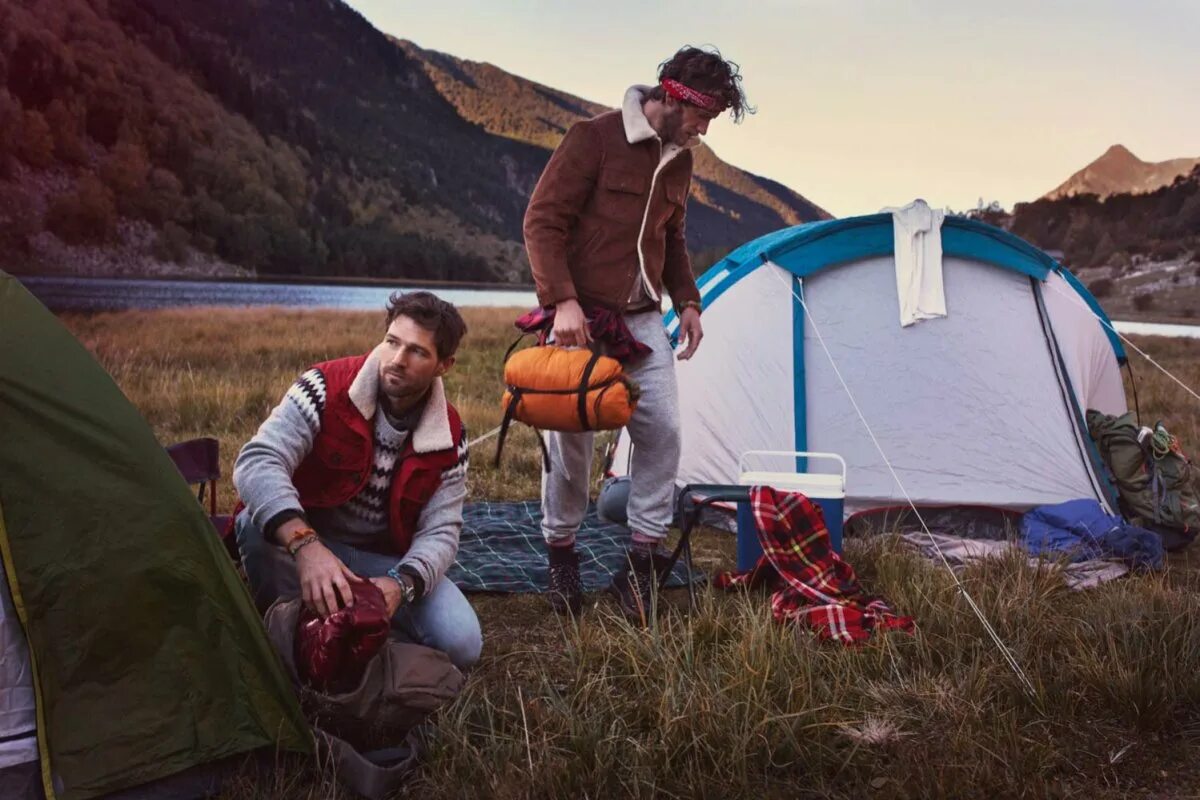 Camping men. Парень кемпинг. Образ для кемпинга мужской. Мужчина на кемпинге. Одежда для кемпинга.