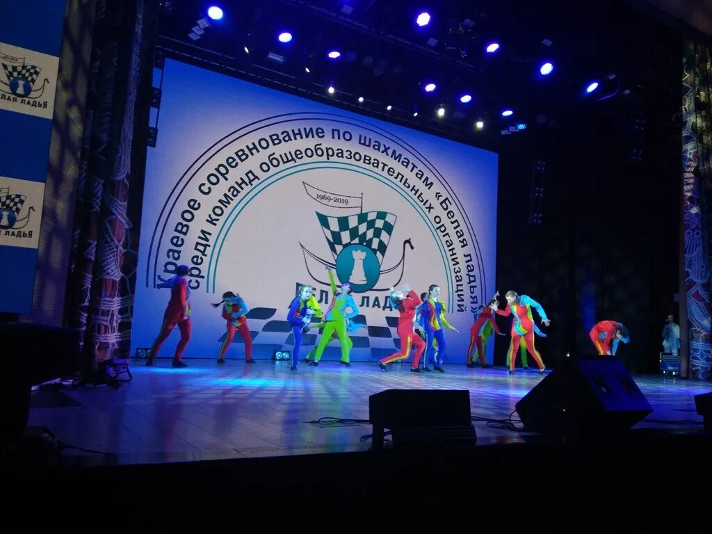 дворец творчества детей и молодежи барнаул. алтайский краевой дворец творчества детей и молодежи концертный зал. алтайский краевой дворец детей и молодежи. дворец пионеров барнаул. краевой дворец молодежи барнаул фото.