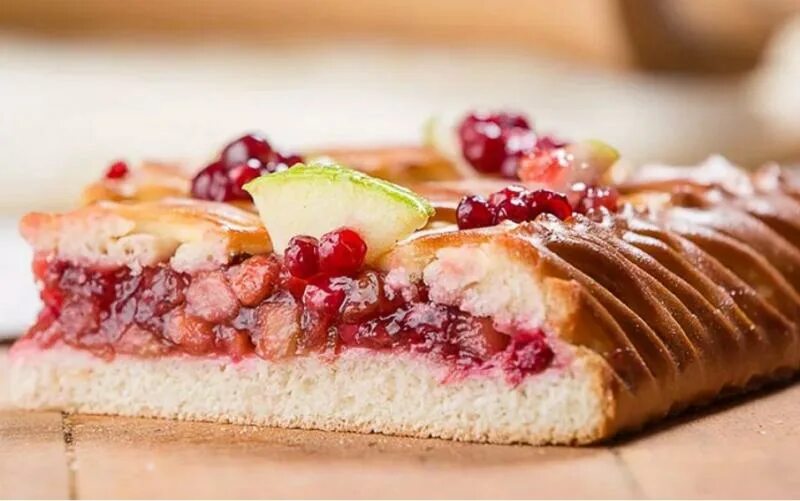 Пирог с яблоками и брусникой из дрожжевого. Пирог с яблоком и брусникой. Пирог с яблоком и брусникой. Пирог с яблоками и брусникой из дрожжевого. Брусника с яблоками варенье.