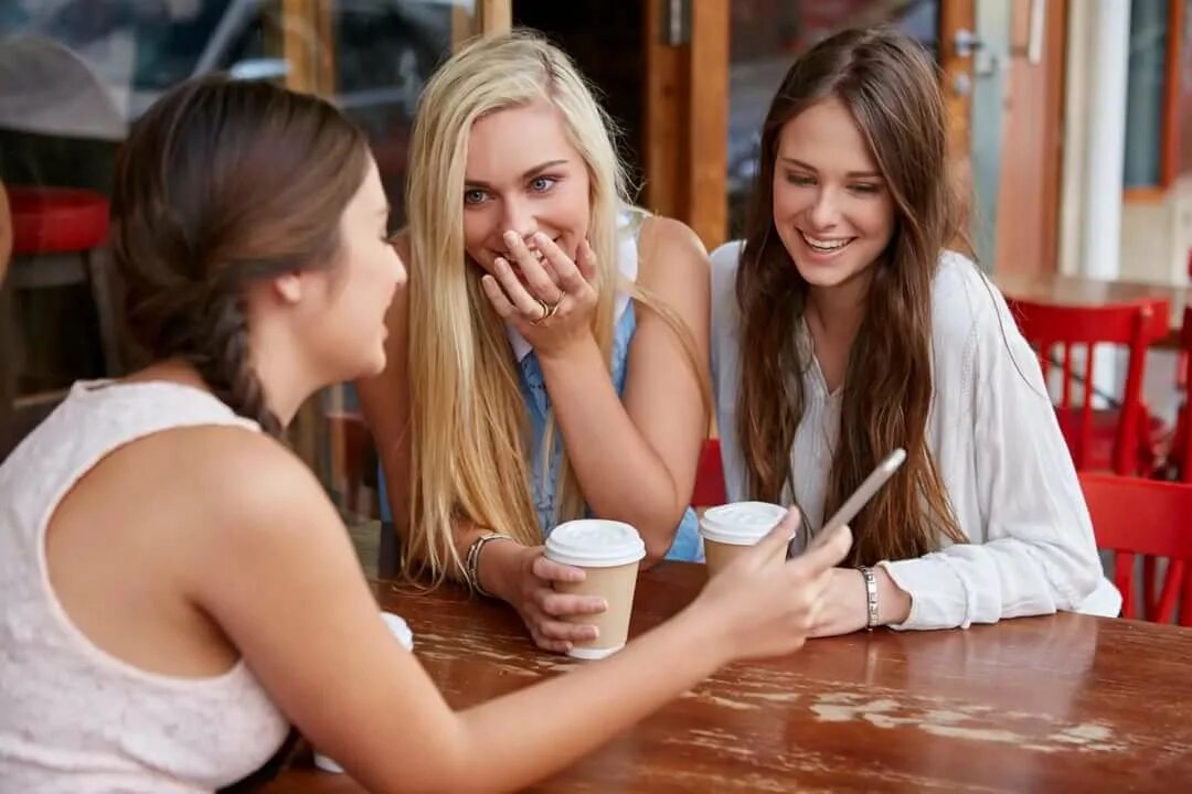 Разговоры женщин. Подруги в кафе. Подруги в кофейне. Девушка с подругами в кафе. Девушка в кафе с друзьями.