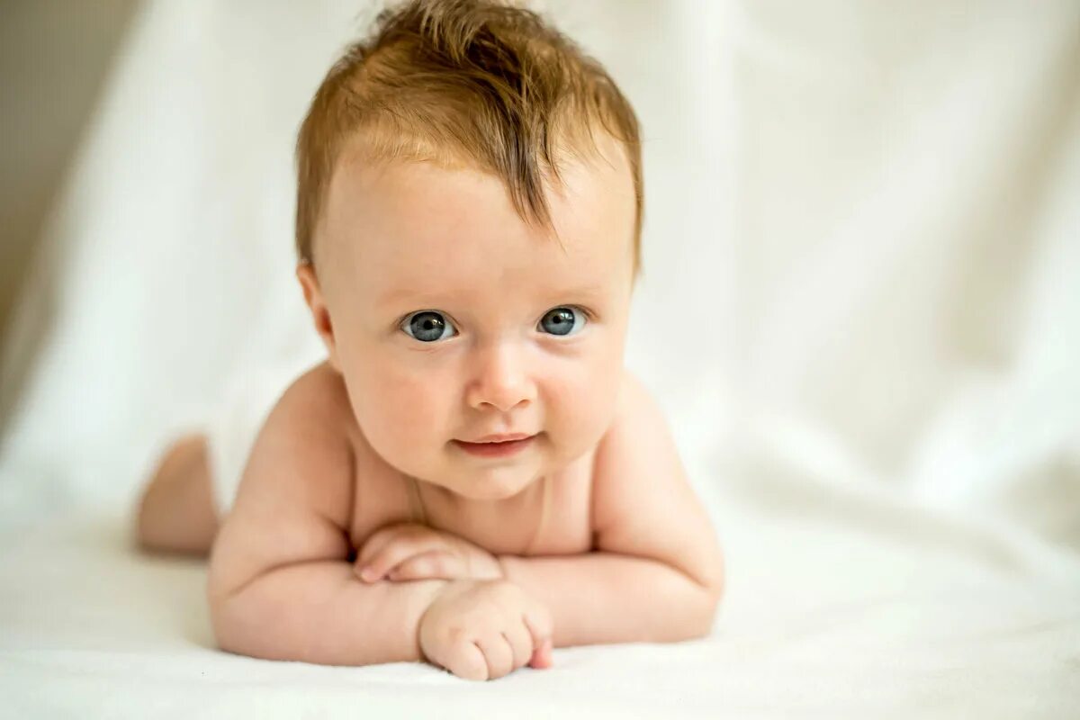 игрушки лежачие для малышей. ребёнок знак воспрооса. слушать 3 месяца. маленькие детки. фото трехмесячного ребенка.