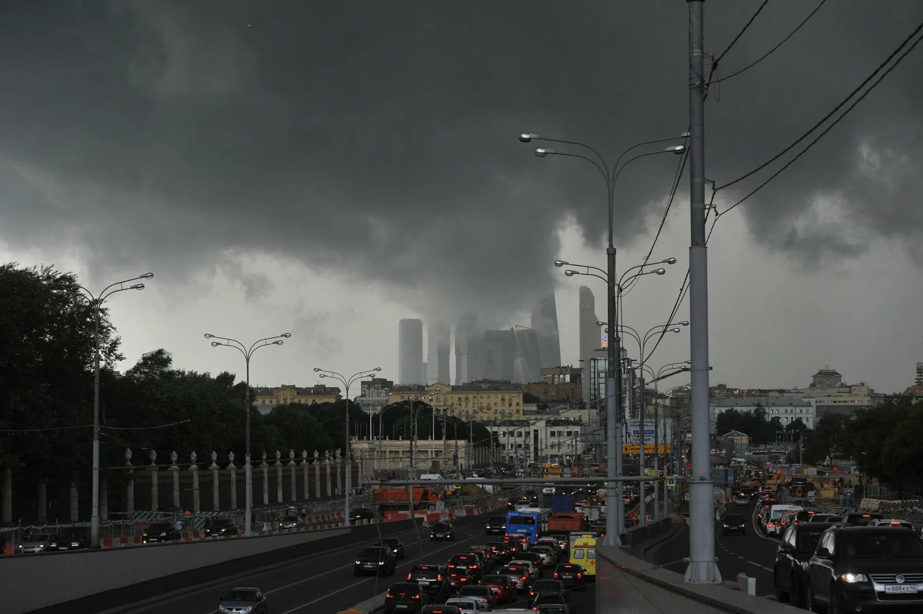 Будет ли в москве ветер. Торнадо в Москве. Гроза в Москве. Гроза в Москве сейчас. Ливень с грозой в Москве.