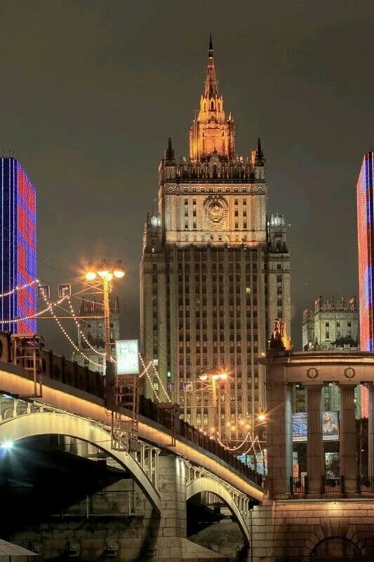 Москва i. Moscow is closed. Moscow is closed. Кремль. Discover moscow путеводители о москве.