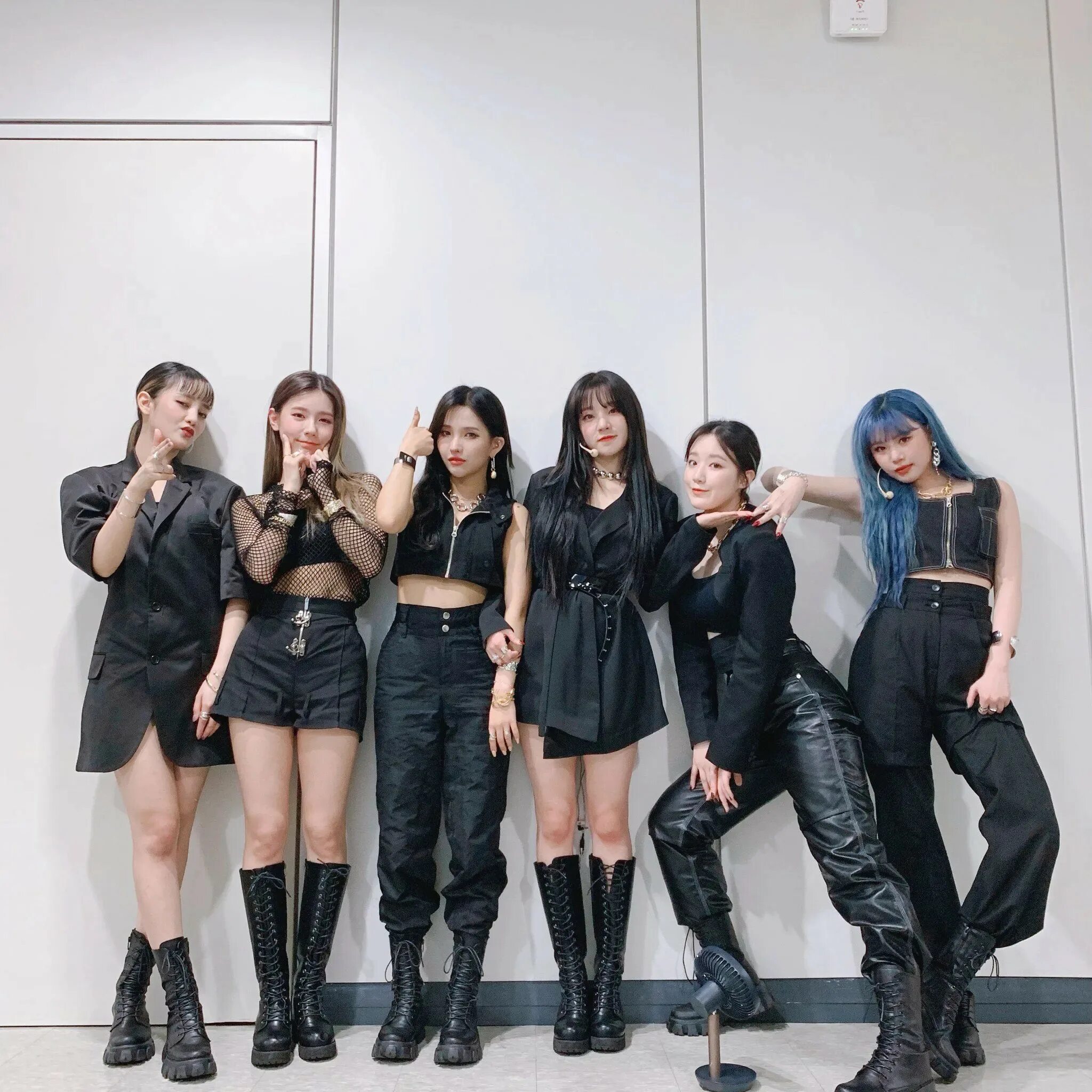 Включи g i dle my back. Gidle tomboy. g idle tomboy костюмы. g idle участницы 2025. g idle участницы tomboy.