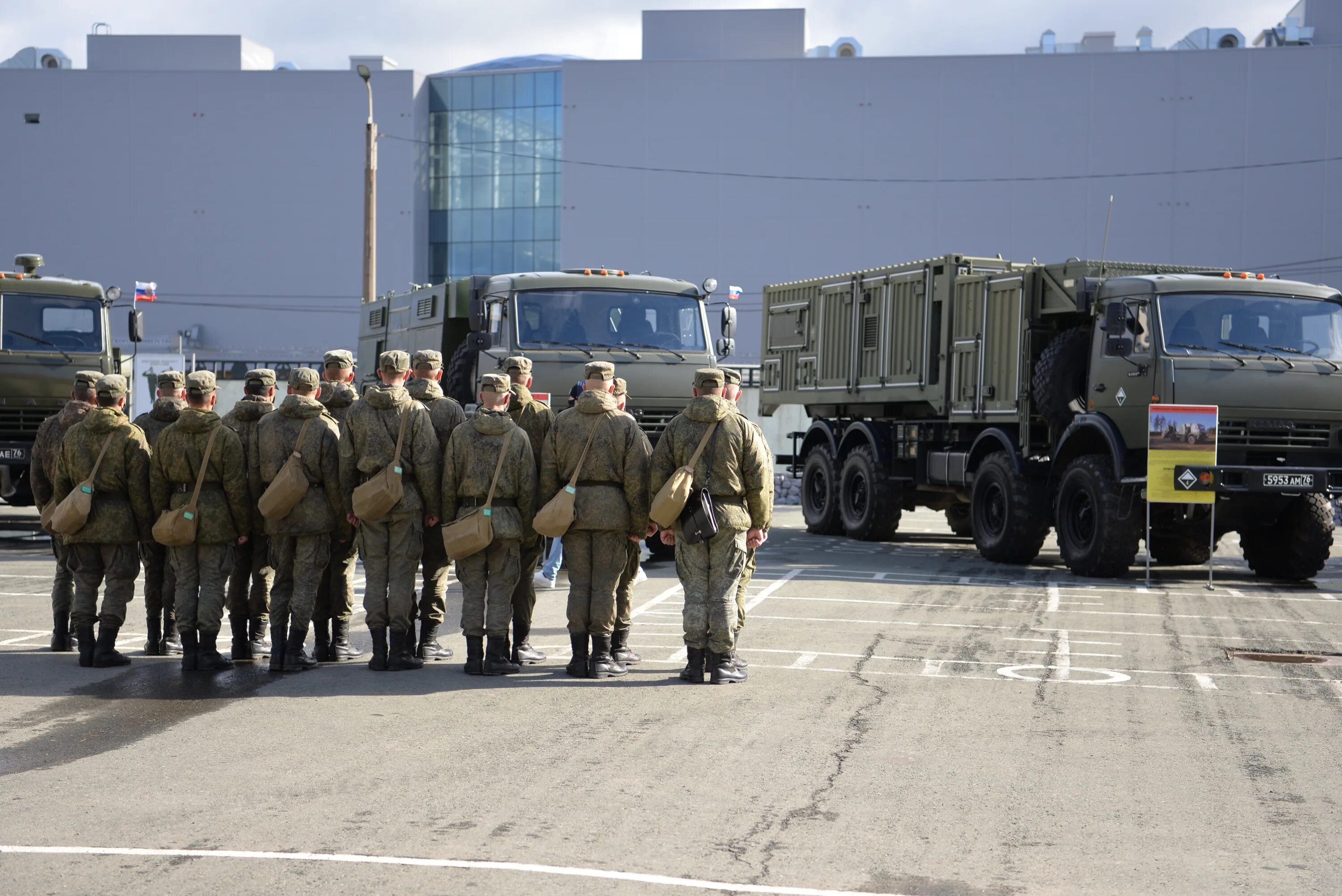 Россия ждет нато. Колонна военных автомобилей. Фото солдат России на Украине. Военные машины России. Военная база НАТО.