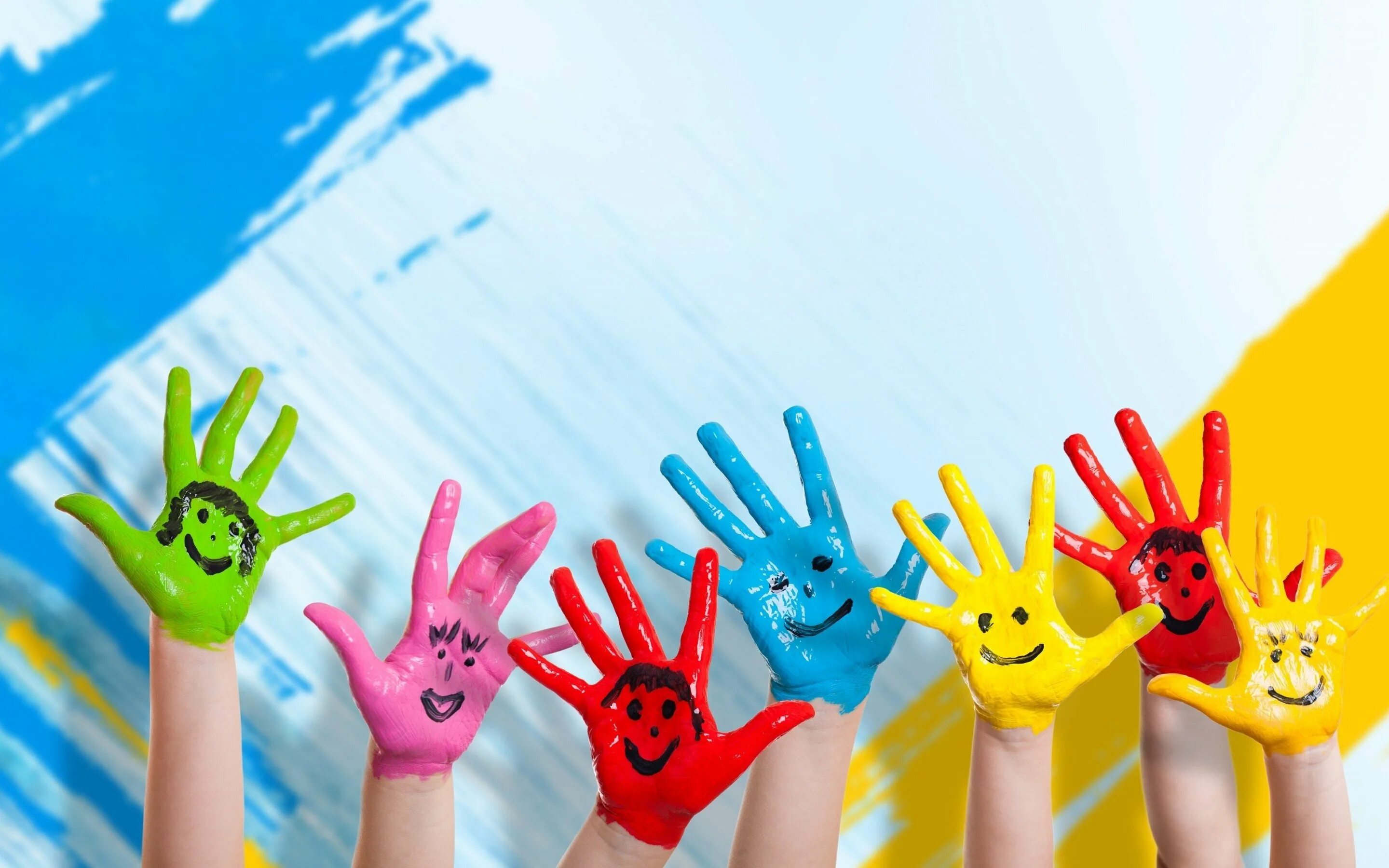Международный день счастья в саду. Детские ручки в краске. Цветные детские ладошки. День волонтера. Приглашаем в изостудию.