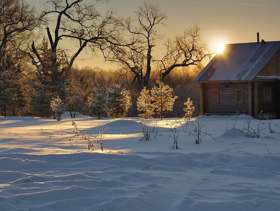 Мало тепло деревня. Зимняя деревня. Деревня зимой. Зимний деревенский пейзаж. Деревенский домик зимой.