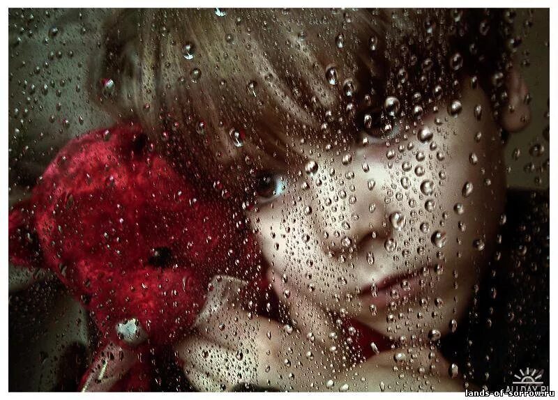 Маму плачу песня. Печаль. Маленькая девочка плачет за окном в дождь. Сердце дождь слезы. Сердце плачет дождем.