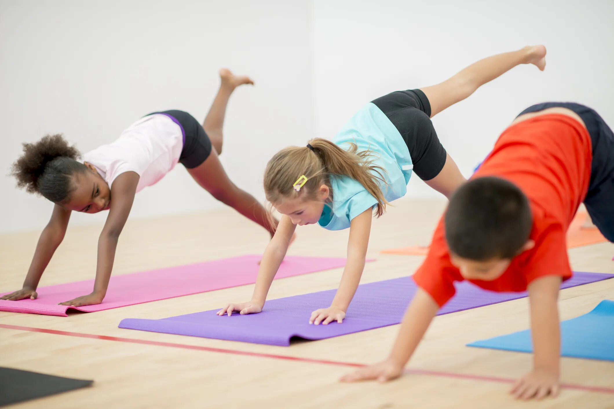 Школа равновесие. Гимнастические упражнения для детей. Йога для детей. Занятие по йоге для детей. Упражнения для йоги для детей.
