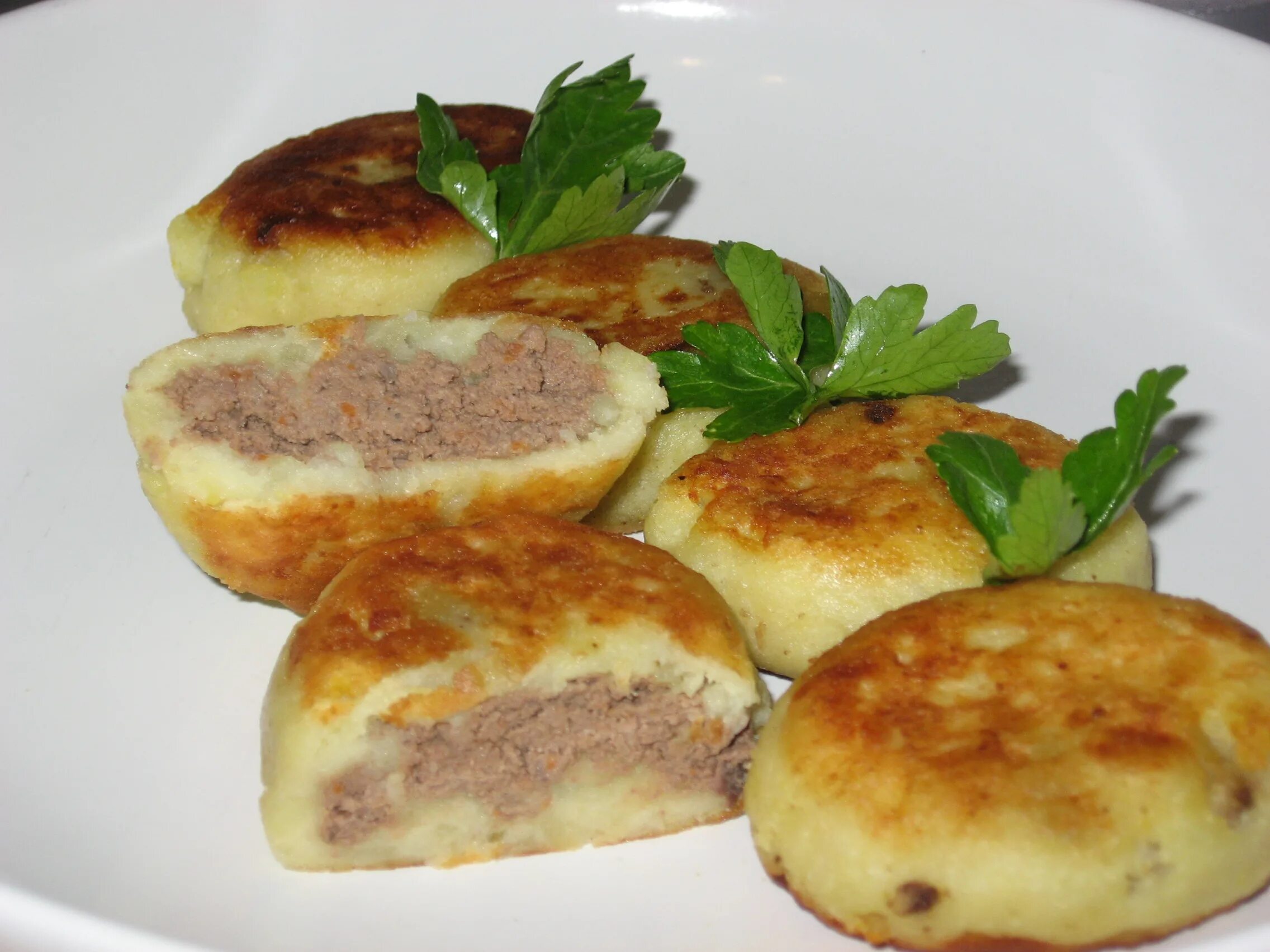 котлеты из печени говяжьей. картофельно печеночная. картошка с куриной печенью. картофельно печеночная. оладьи из печени.