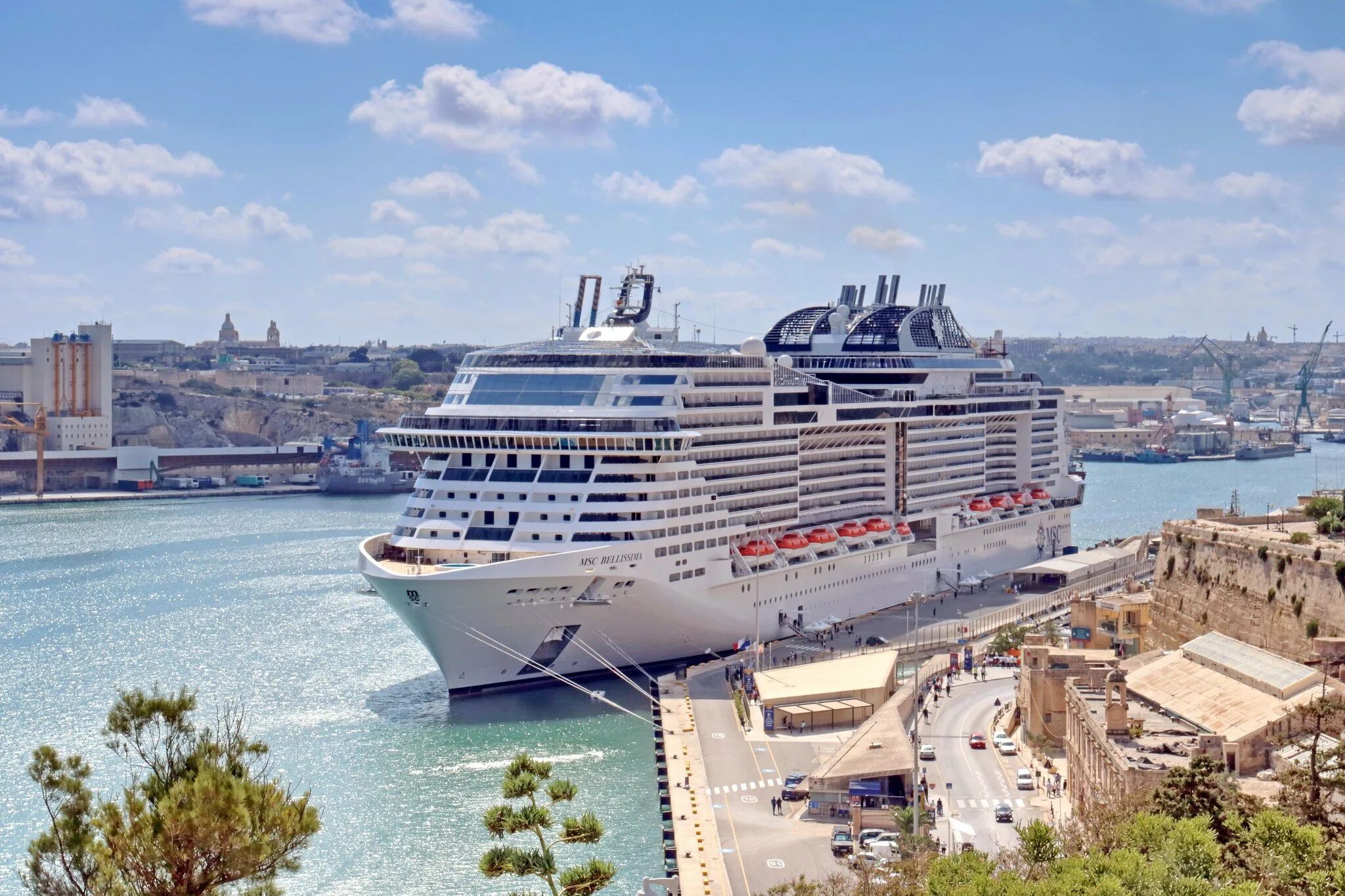 Круиз по персидскому заливу навимба. Круизный лайнер белиссимо. лайнер msc bellissima. лайнер белиссимо дубай. msc bellissima круизный.