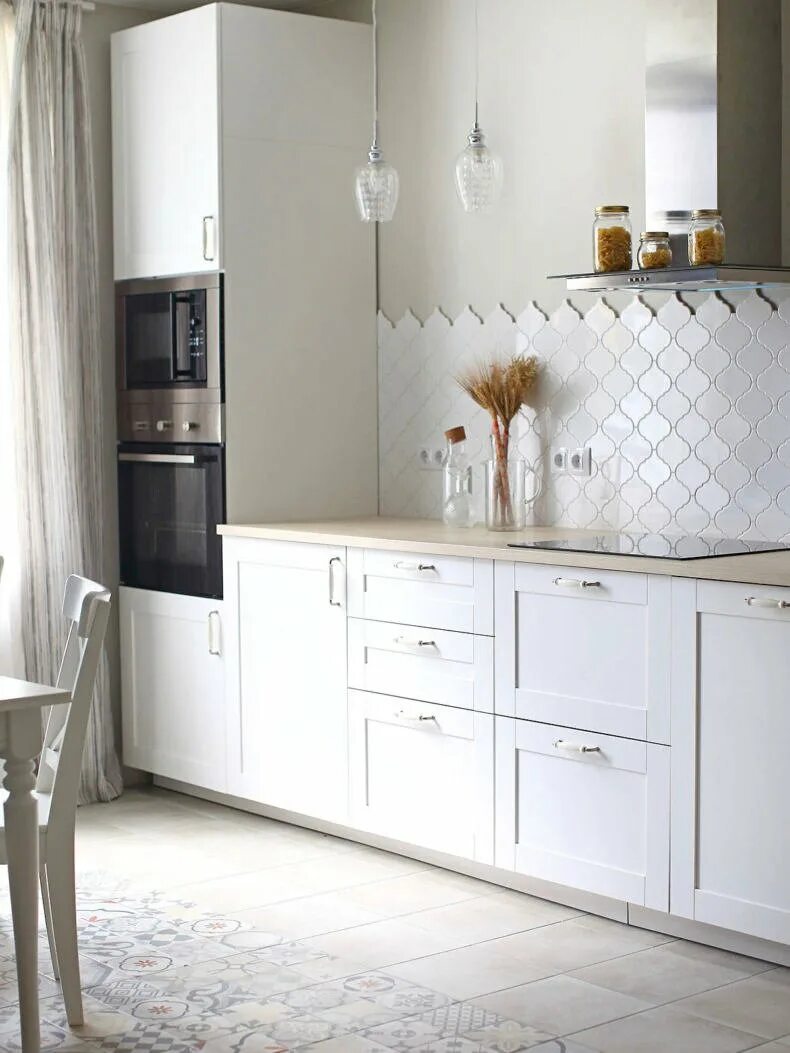 Плитка на фартук фото в интерьере. Плитка backsplash арабеск. белая плитка на кухне. белый кафель на кухне. белая керамическая плитка для кухни.