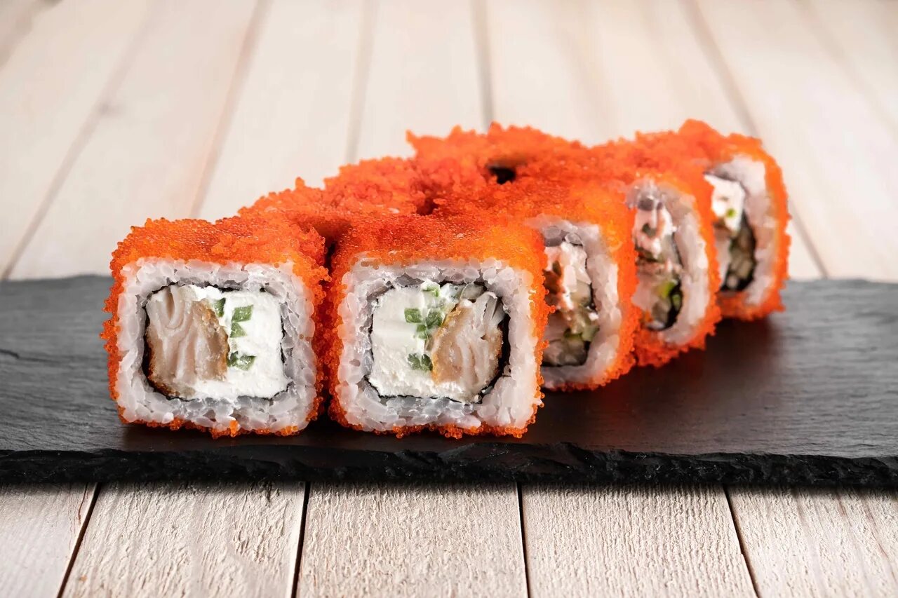 Суши пицца мацеста. Кадзари суши. Суши пицца 74 в челябинске. Горячие суши амай. Калифорния ролл тобико сверху.