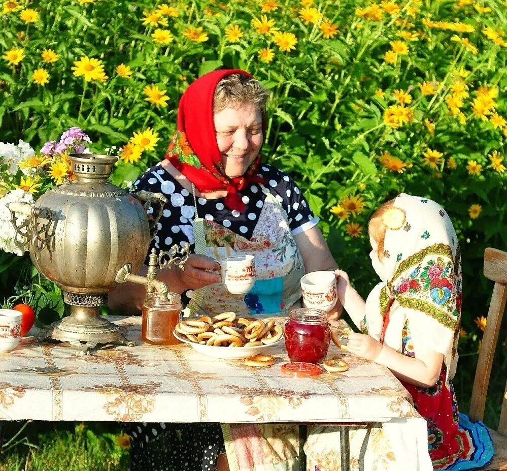 Он рассказывал что летом был у бабушки. Чаепитие у бабушки. Чаепитие в саду. Чаепитие у бабушки в деревне. Деревенский стол с самоваром.