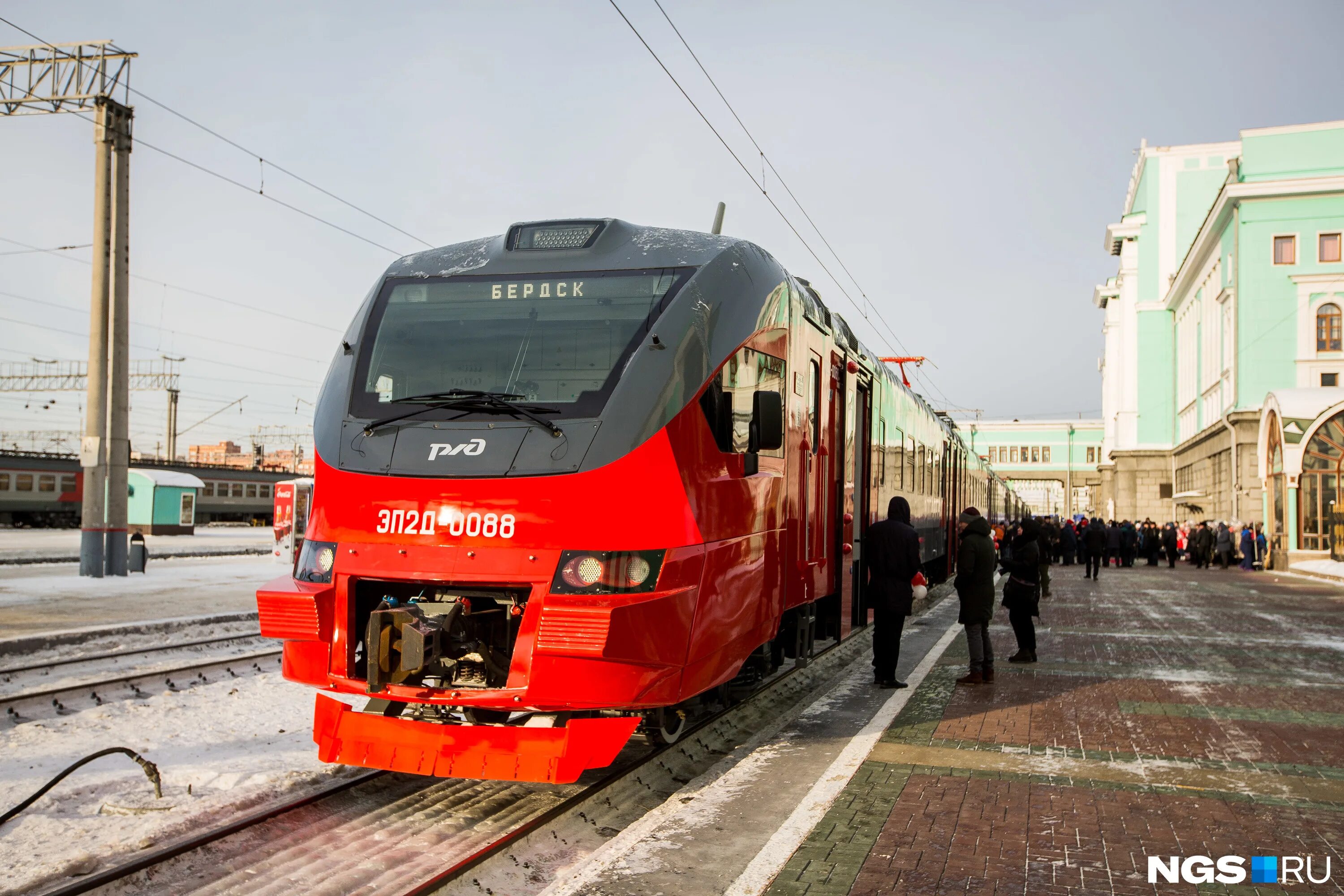 Электричка береговая новосибирск. Эп2д Новосибирск. Поезд Ласточка Новосибирск. Эс250 Сокол. Новые электрички в Новосибирске.