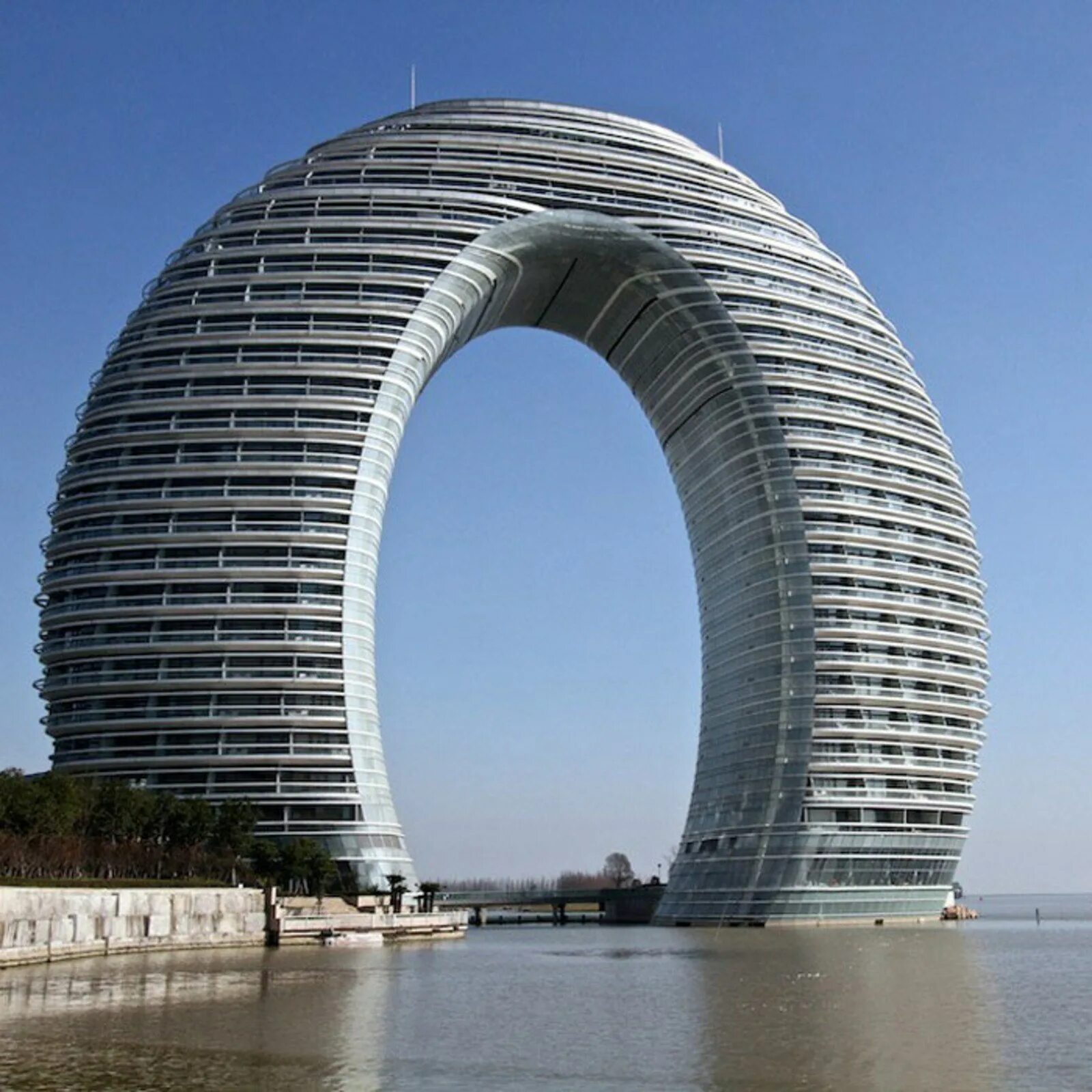 Небесная арка. Архитектура Шератон Хучжоу. Отель Sheraton Huzhou, Китай. Отель «Шератон Хучжоу», Хучжоу, Китай. Здание отеля Sheraton в Хучжоу.