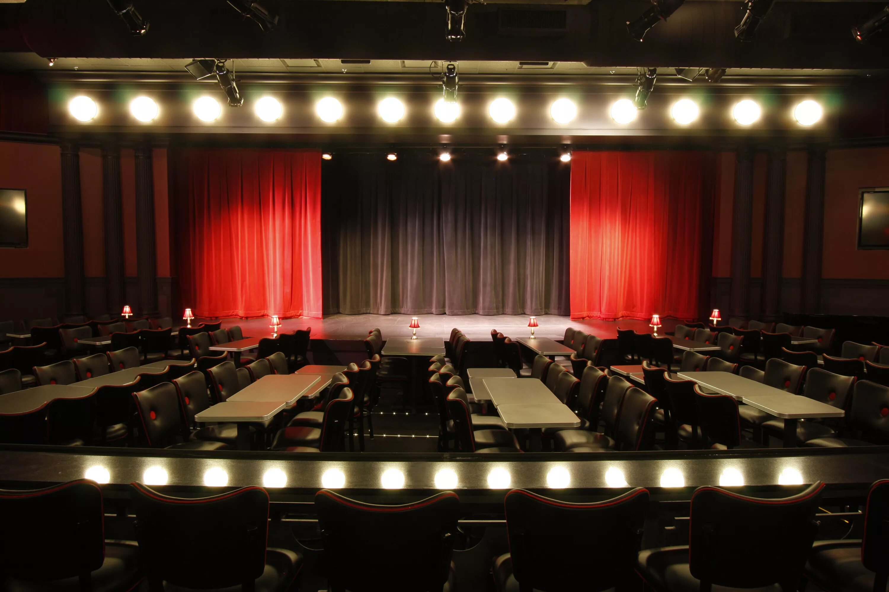 Stand up сцена. Стейдж стендап клаб. Стендап стор петровка 21. Стендап бар казань. Арбатская 21 стендап.