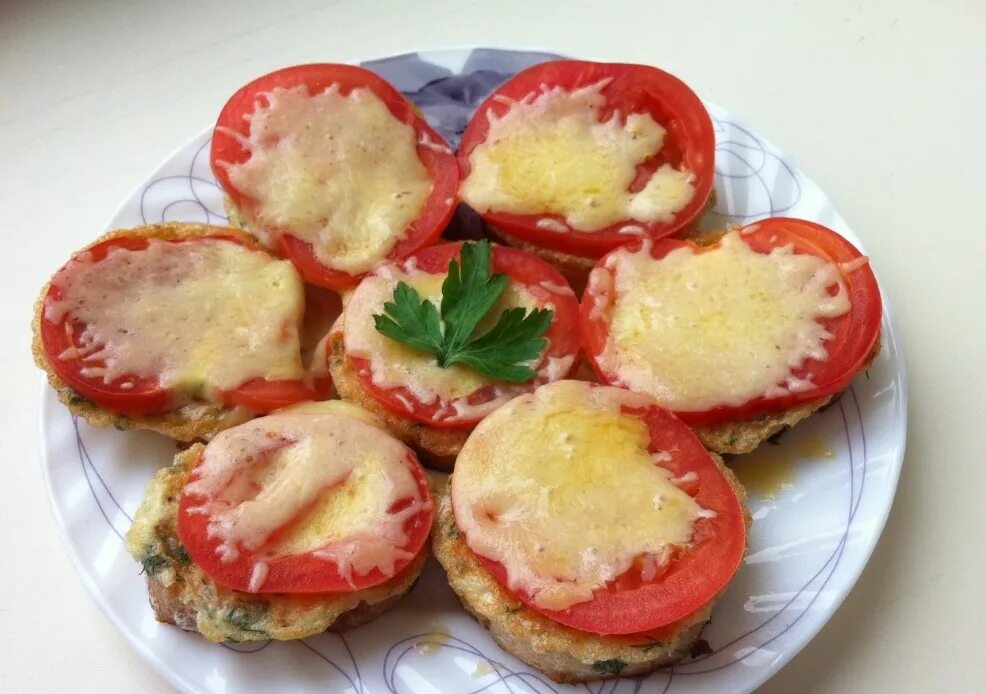 Бутерброды с помидорами и сыром. Бутерброды с помидорами и чесноком. Гренки с помидорами и сыром. Бутерброды с помидорами и сыром и чесноком. Помидоры сыр чеснок сметана