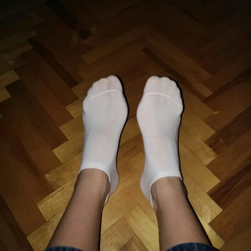 Черные колготки и белые носки. Ноги в белых носках. Ножки в носочках. Белые носки на ногах. Колготки и белые носки.