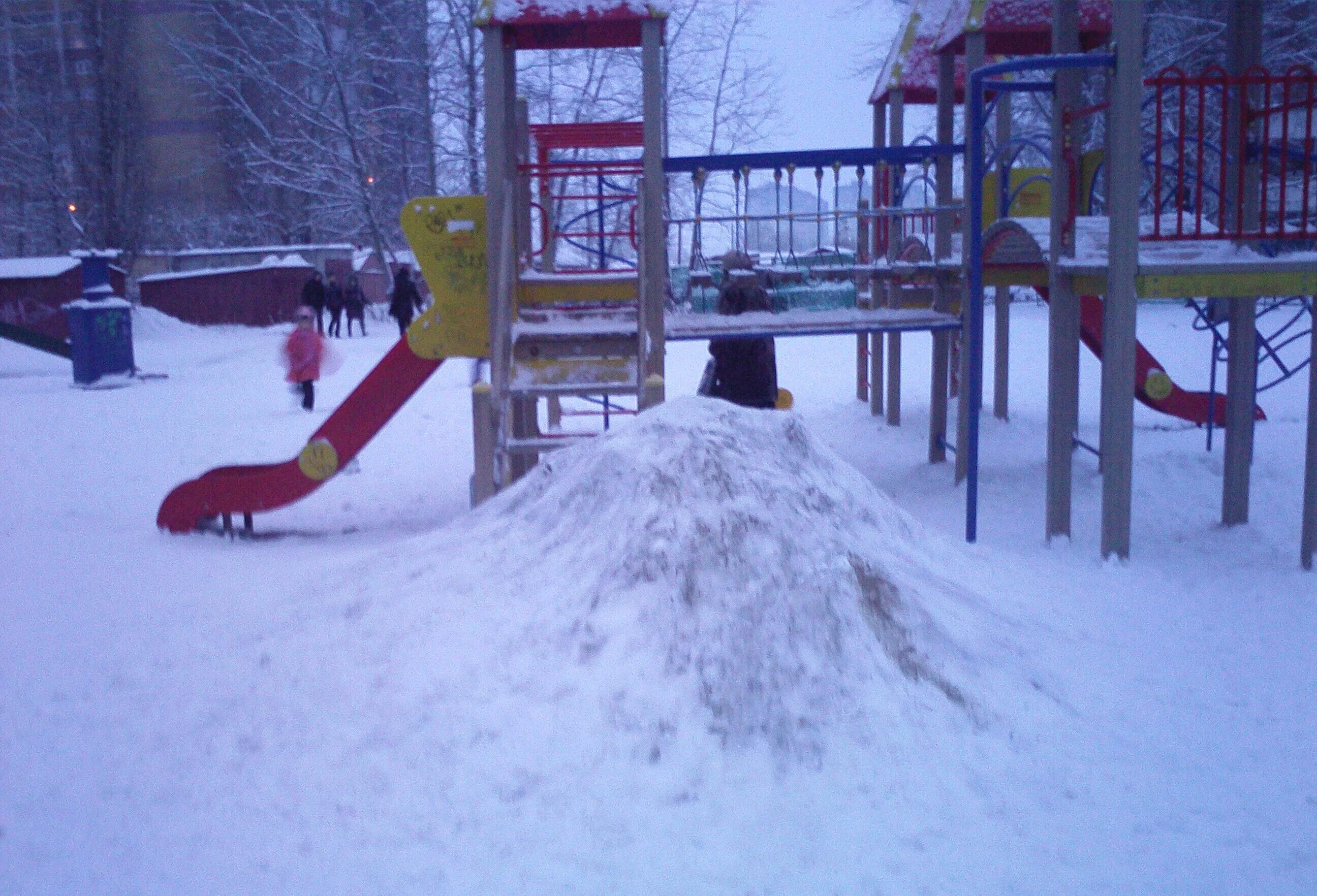 Проблема детских площадок. Детская площадка в россии. Детские площадки в городе. Игровая площадка для детей инвалидов. Детская площадка с детьми.