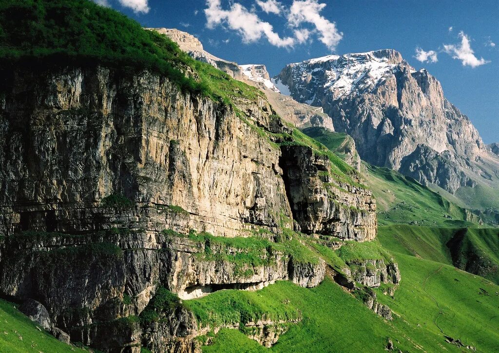 Лаза Кусары Шахдаг. Кусары горы. Гора Шахдаг в Азербайджане. Природа Азербайджана Кусары. Азербайджан горные