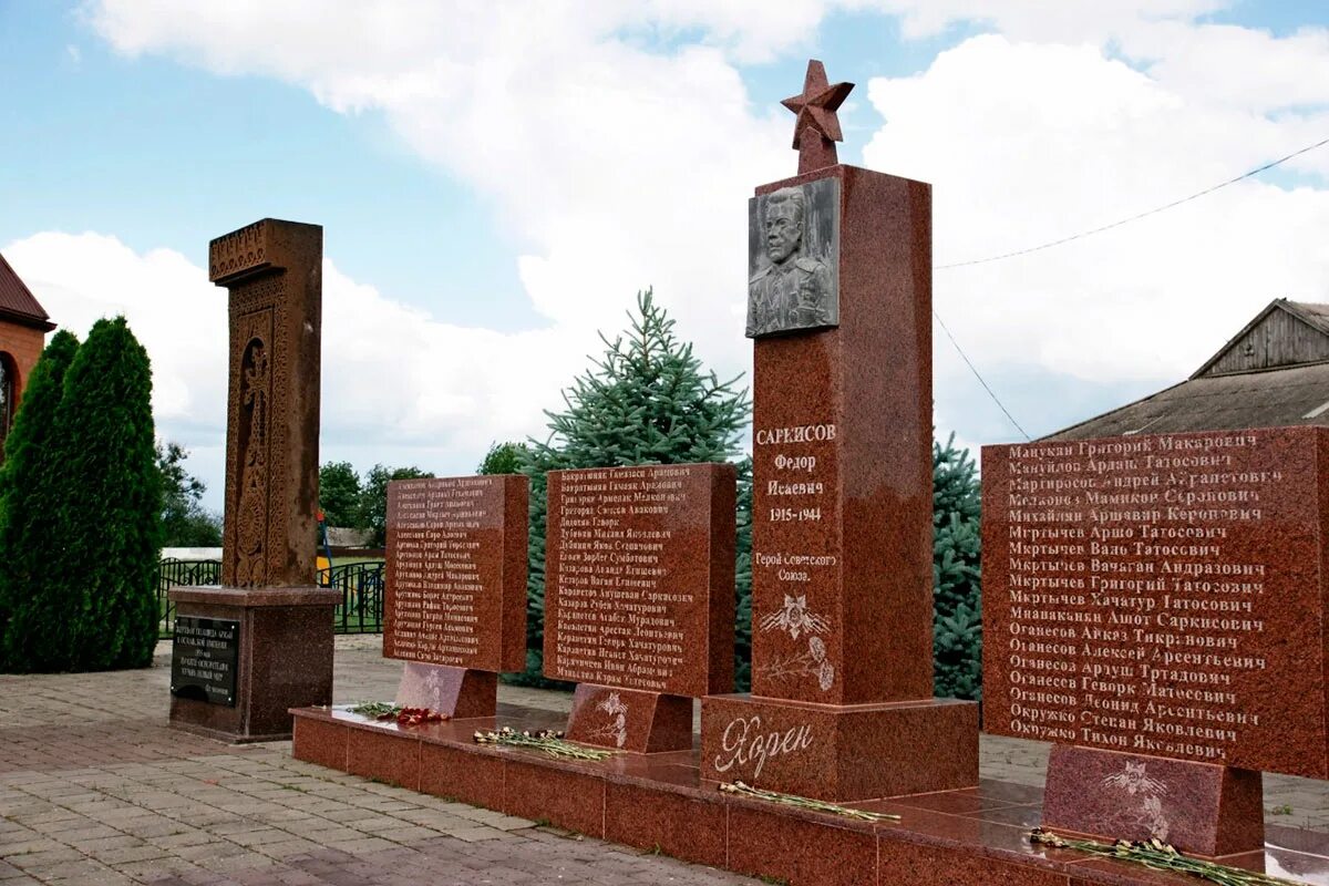 Х новопокровский краснодарский край. Мемориал в станице Новопокровской. Хутор новый мир Новопокровский район. Памятник в Кубанском Новопокровского района. Мемориальный комплекс в ст.Новопокровской Краснодарского края.