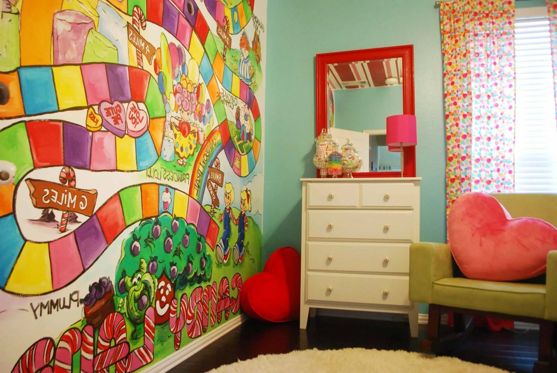 Как можно разукрасить. Роспись стен в интерьере детской комнаты. Раскрашенные стены в детской. Идеи для росписи детской комнаты. Разрисованная детская комната.