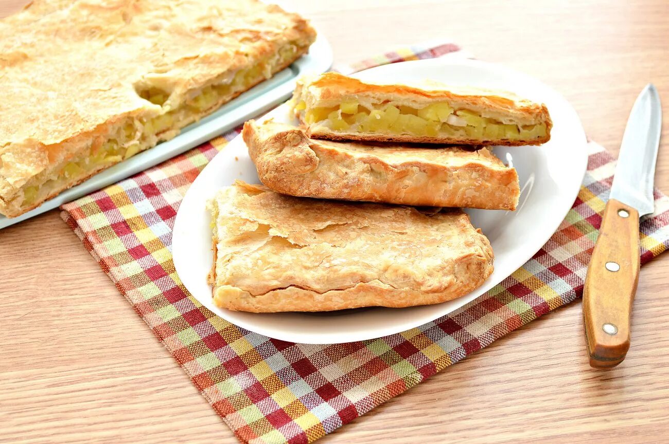 Картошку пирог из теста. Пирог с картошкой. слоеные пирожки с картошкой. слоёный картофельный пирог. пирог с салом.