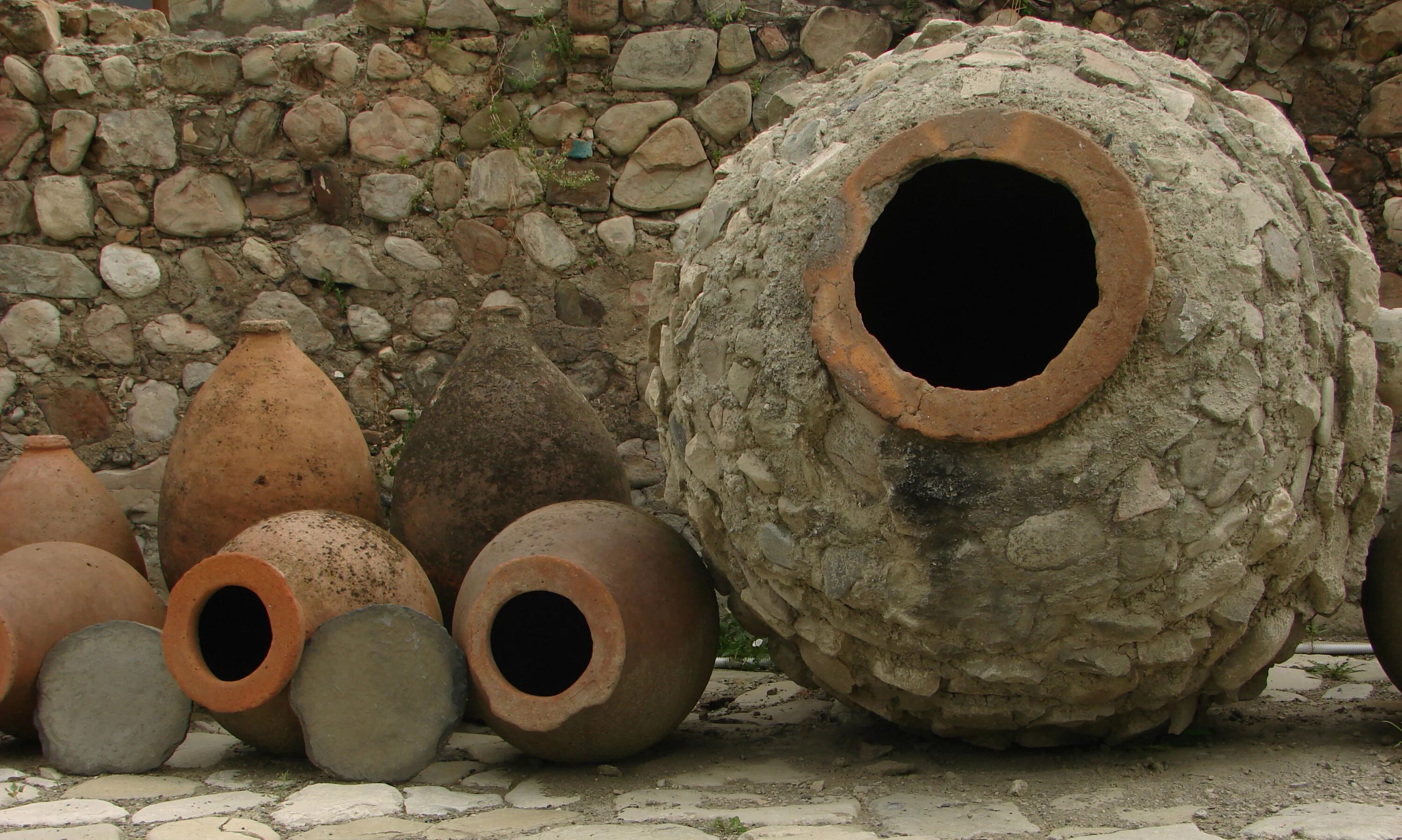 Квеври в монастыре грузия. Армянский аналог амфоры квеври. Грузинский сосуд для вина квеври. Квеври греция. Схема производства вина в квеври.