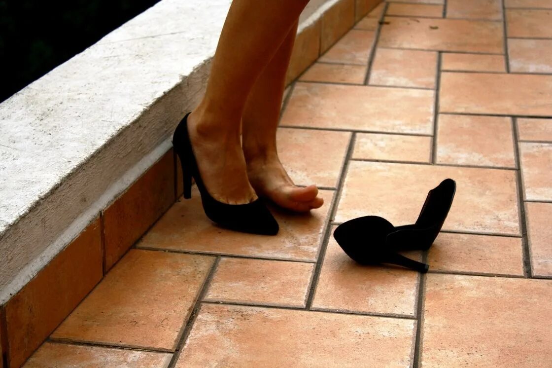 Пятки женщин 40 лет. Туфли на босую ногу женские. Ноги в туфлях. Женские ножки в туфлях. Неудобные туфли.