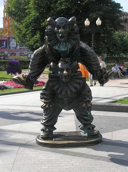 Памятник клоунов на цветном бульваре в москве. Фонтан клоуны на цветном бульваре. Скульптура клоуна на цветном бульваре. Скульптура клоуна на цветном бульваре. Памятник клоунам.