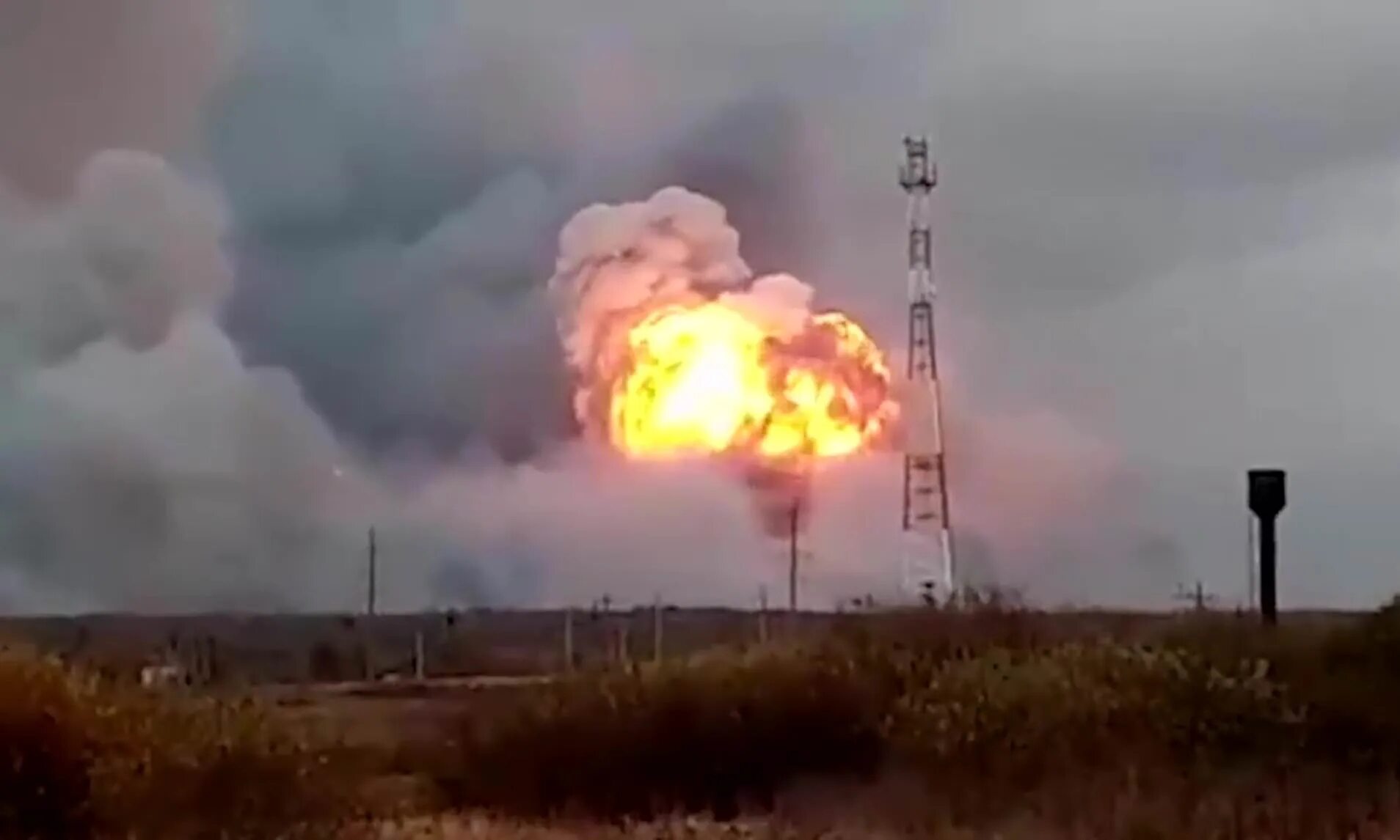 Пожар на складе боеприпасов в Рязанской области. Взрыв на складе боеприпасов в Рязанской области. Взрыв военных складов в Рязанской области. Взрыв боеприпасов в Скопинском районе.