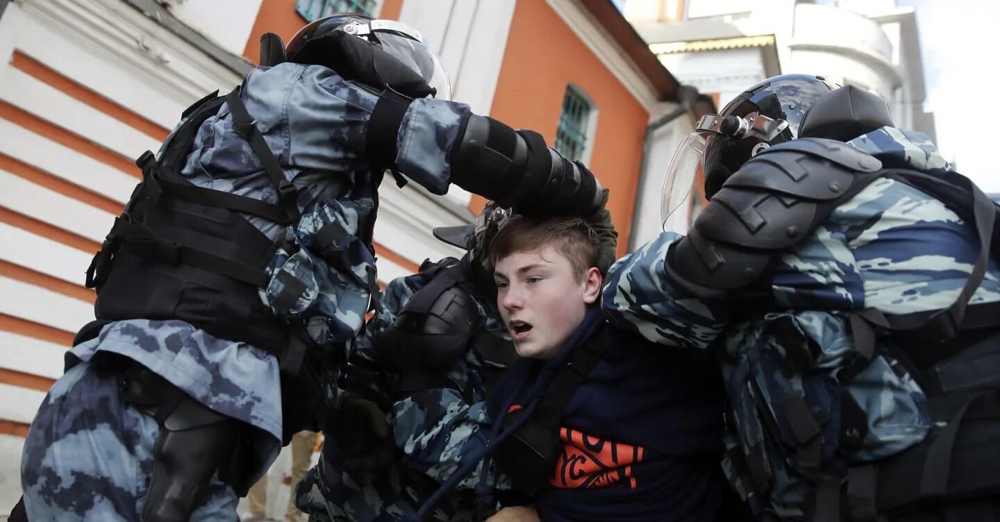 Задержание на митинге в Москве. Митинг парень