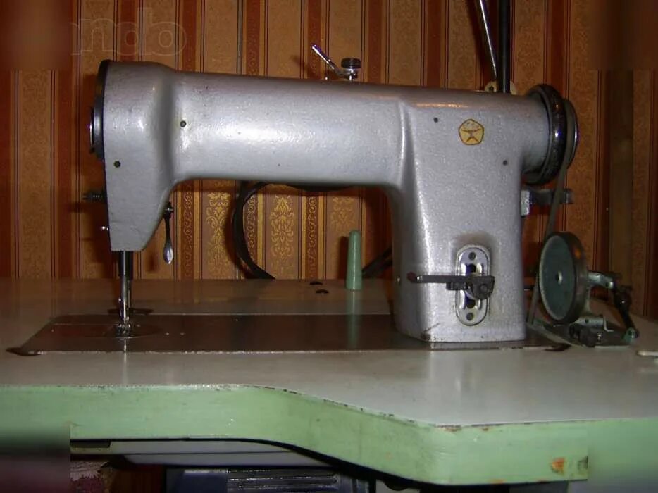 Продам швейную машинку б у. Швейная машина Веритас 97. Промышленная швейная машина Веритас. Швейная машинка Веритас Промышленная. Машинка Чайка 22 класс Промышленная.