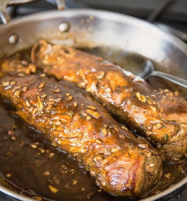 Как вкусно запечь вырезку свиную в духовке. Свиная вырезка в духовке. свиная вырезка запеченная в духовке. вырезка обжаренная. вырезка жареная.
