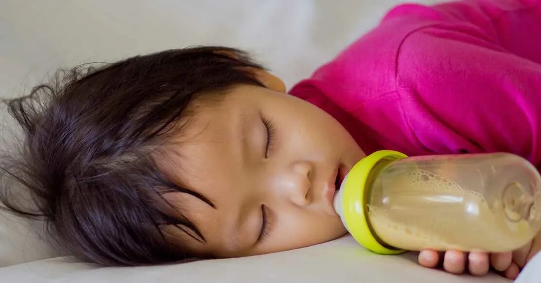 Молоко спящей. Питье для детей перед сном. Стакан молока перед сном ребенку. Как отучить от бутылочки ночью
