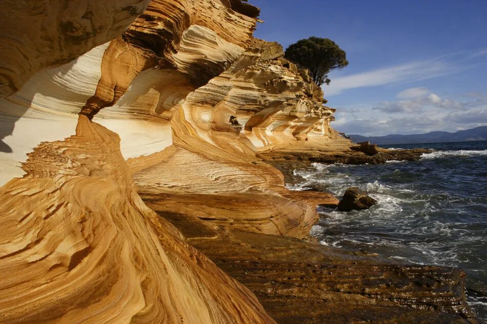 Невероятная значение. Скалы Тасмании. Цветные скалы Тасмания. Тасмания рельеф. Остров Тасмания рельеф.