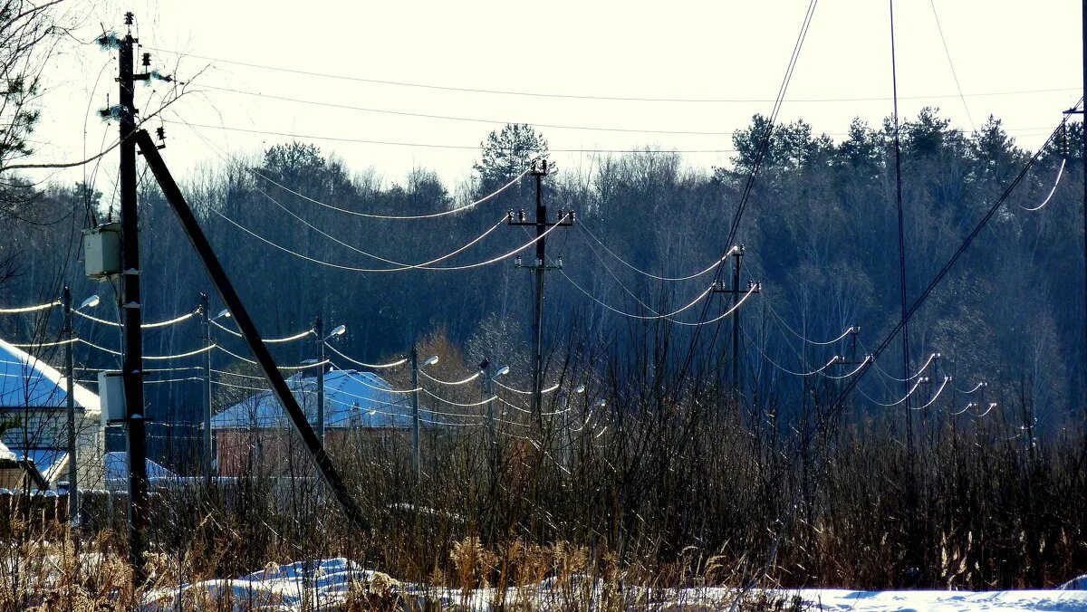 провисший провод. провисший провод. транспозиционная опора вл 10 кв. провод линии электропередачи. провисшие провода.