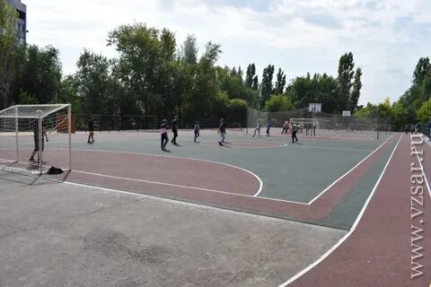 Школьная спортивная площадка прямоугольной формы имеет