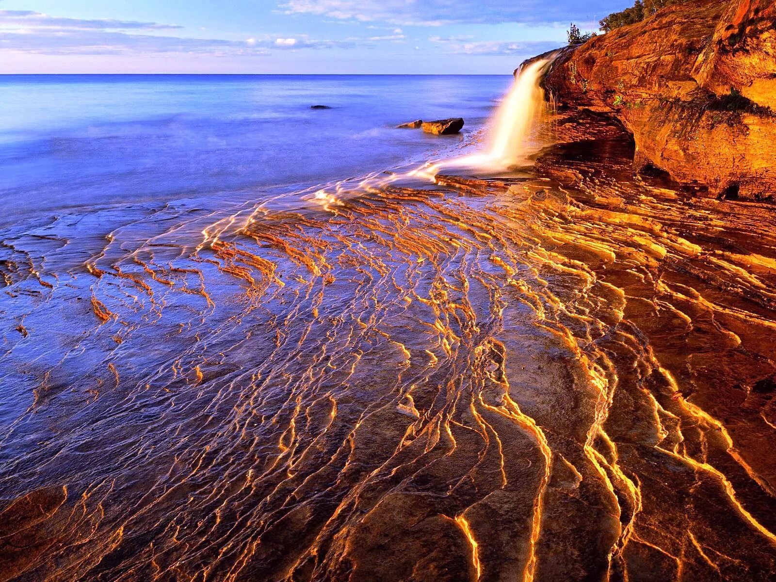 Река в океане 7. Озеро Мичиган. Коричневое море. Осеннее море. Осень на море.