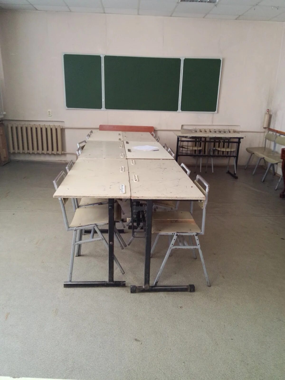 Расстановка парт в классе. Необычная расстановка парт в классе. парты в классе. интересная расстановка парт в классе. нетрадиционная расстановка парт в классе.